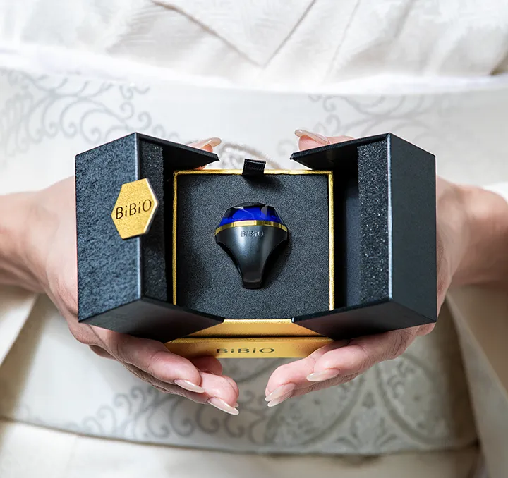 美は、触れることへの恐れを消す。