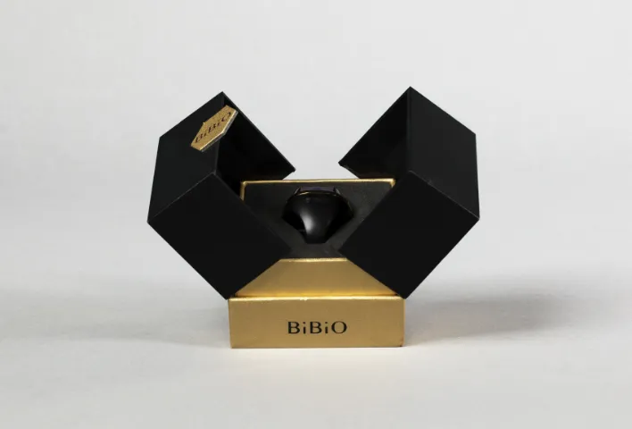 箱を横にゆっくりと開く。