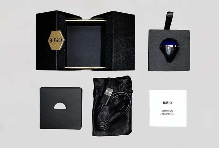 スポンジ下の付属品を確認。