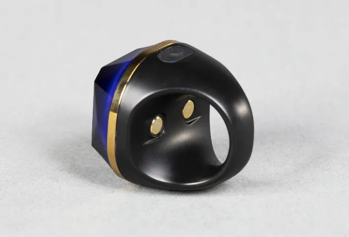 ボタンを3秒長押しでON/OFF。