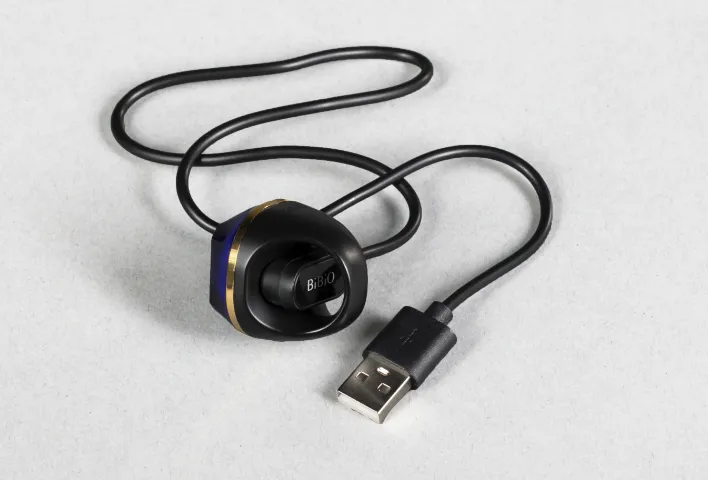 専用USBケーブルによる充電式。